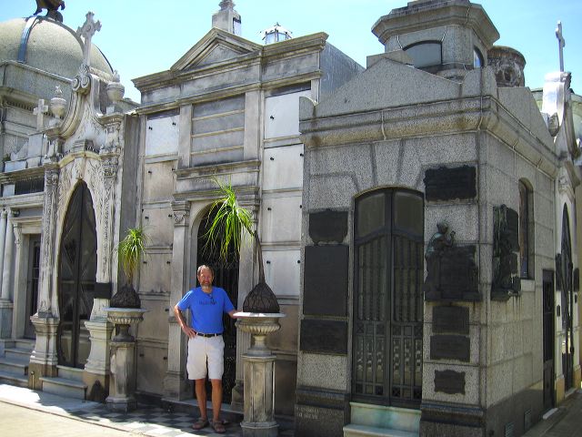 recoleta-cemetery-1.jpg