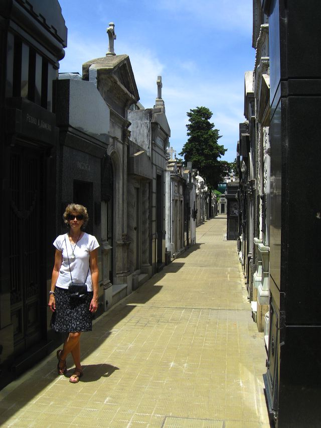 recoleta-cemetery-4.jpg