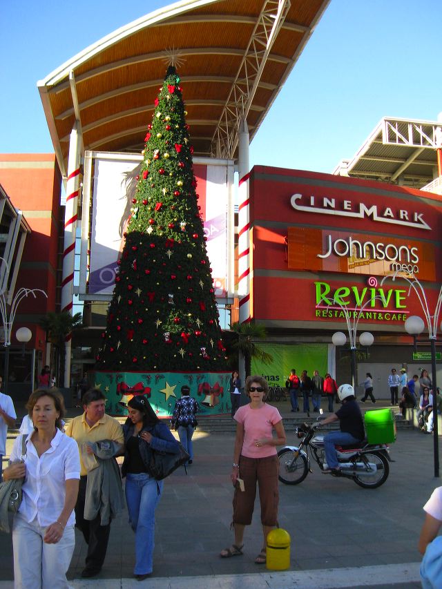 sue-at-vina-mall-xmas.jpg